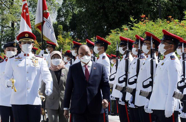 Tổng thống Singapore chủ trì lễ đón trọng thể Chủ tịch nước Nguyễn Xuân Phúc