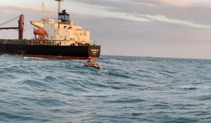 Cứu 2 ngư dân tàu cá Bình Thuận trôi dạt trên biển