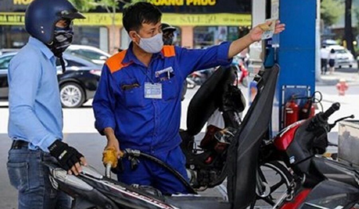 Xăng giảm hơn 1.000 đồng/lít, dầu tăng giá