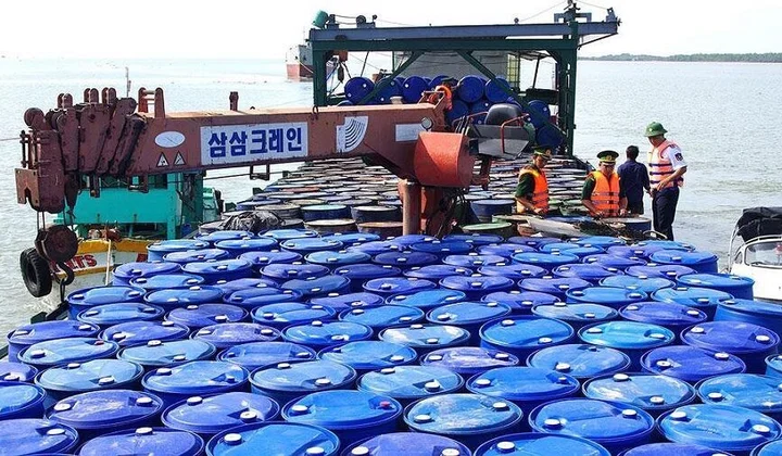 Phó Thủ tướng chỉ đạo tăng cường chống buôn lậu xăng dầu