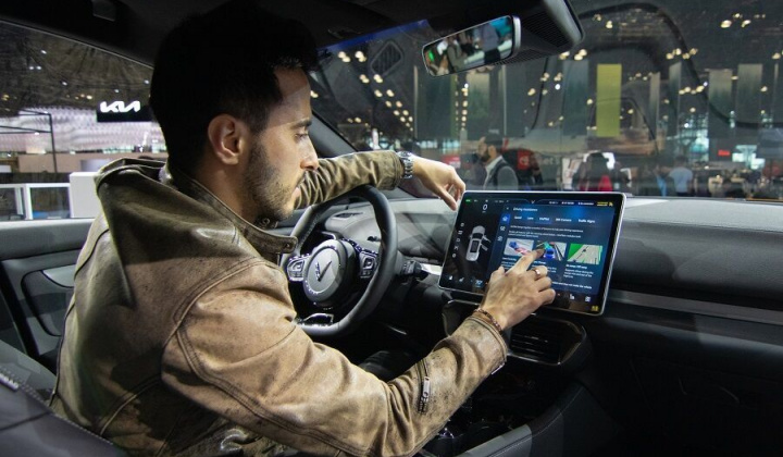 VinFast hợp tác Amazon tích hợp trợ lý giọng nói Alexa vào xe điện