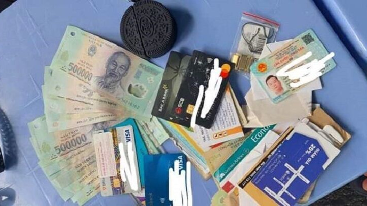 Trao trả 7 triệu đồng và giấy tờ quan trọng cho hành khách bỏ quên trên tàu