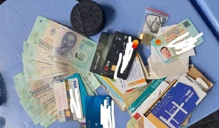 Trao trả 7 triệu đồng và giấy tờ quan trọng cho hành khách bỏ quên trên tàu