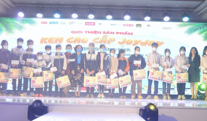 Trao học bổng cho con em công nhân vệ sinh môi trường