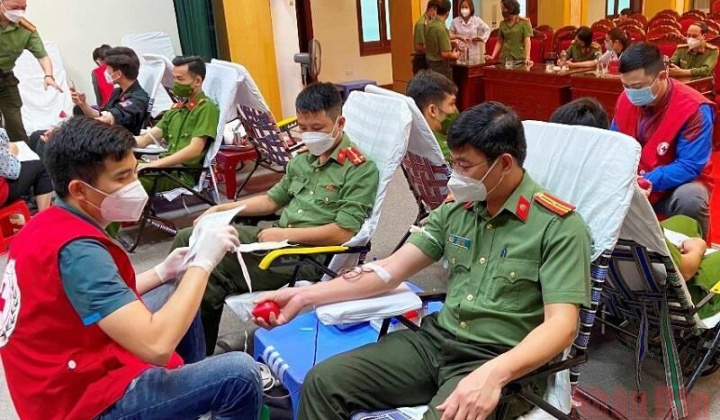 Giọt hồng vì hạnh phúc nhân dân