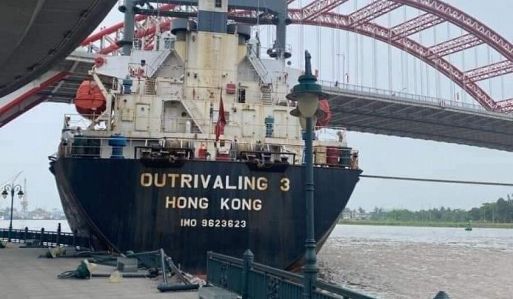 Hải Phòng: Giải phóng thành công tàu hàng 12.000 tấn đâm gẫy đổ nhiều lan can cầu Hoàng Văn Thụ
