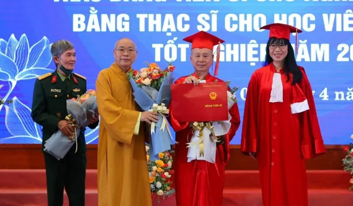 Thượng tọa Thích Chân Quang được trao bằng Tiến sĩ ngành Luật