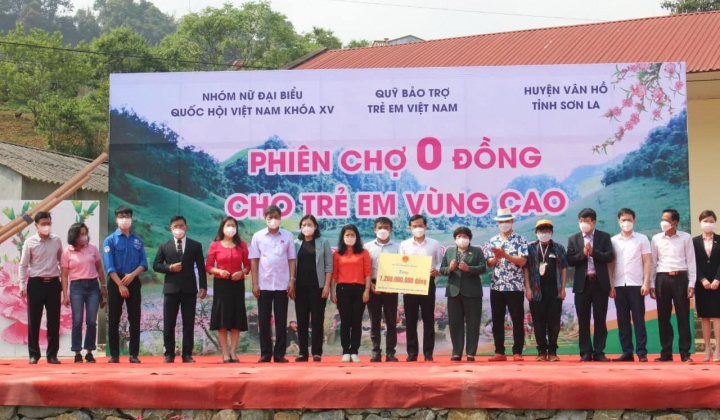 Ấm áp nghĩa tình phiên chợ 0 đồng hỗ trợ trẻ em vùng cao