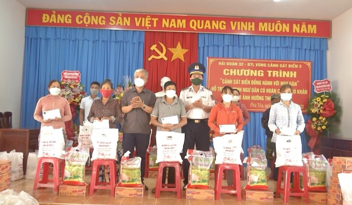 Cảnh sát biển tặng quà ngư dân Phú Yên bị ảnh hưởng do thiên tai
