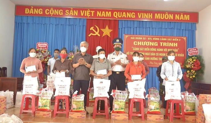 Cảnh sát biển tặng quà ngư dân Phú Yên bị ảnh hưởng do thiên tai