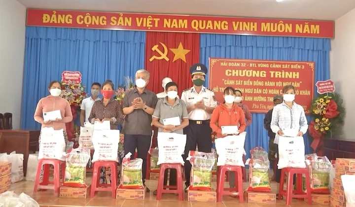 Cảnh sát biển tặng quà ngư dân Phú Yên bị ảnh hưởng do thiên tai