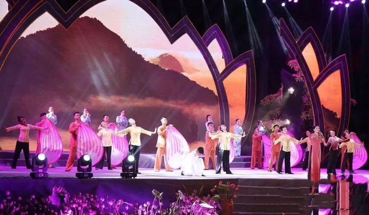 Lắng đọng những ân tình đêm diễn nghệ thuật “Người Mẹ Làng Sen”