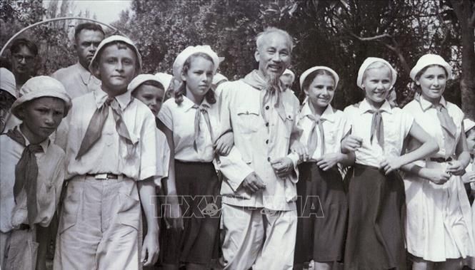 Vận dụng tư tưởng Hồ Chí Minh trong công tác đối ngoại hiện nay