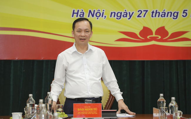 Phó Thống đốc: NHNN không siết tín dụng bất động sản, chứng khoán