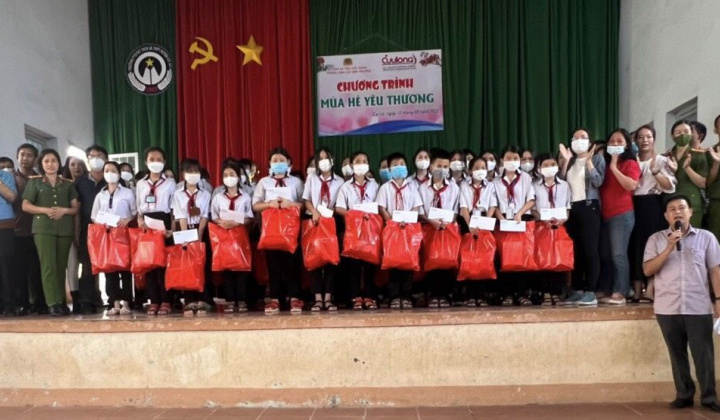 Công an Đắk Nông trao tặng quà cho các em học sinh có hoàn cảnh khó khăn