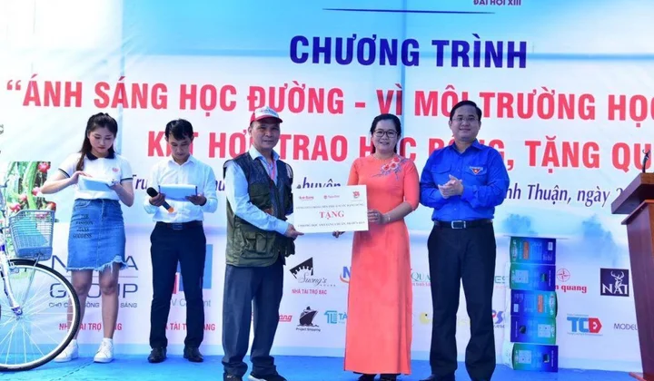 “Ánh sáng học đường – Vì môi trường học tập tốt” tạo động lực nâng bước em đến trường