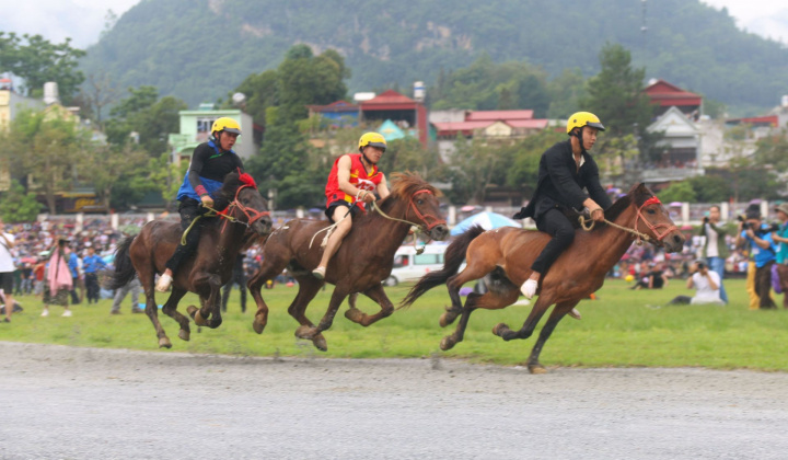 Gay cấn vòng chung kết ‘Giải đua vó ngựa cao nguyên lần thứ 15” Bắc Hà