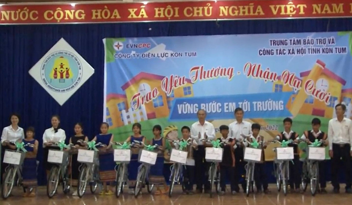 Điện lực Kon Tum: “Trao yêu thương, nhận nụ cười, vững bước em tới trường"