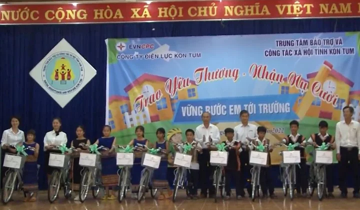 Điện lực Kon Tum: “Trao yêu thương, nhận nụ cười, vững bước em tới trường"