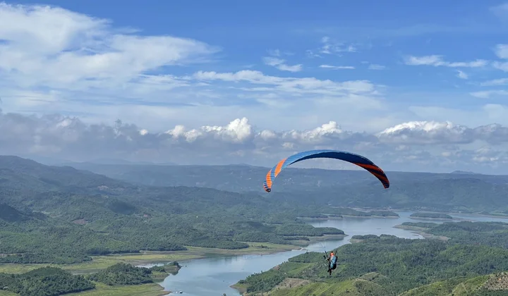 Bay trên Tà Đùng và ngắm “Vịnh Hạ Long Tây Nguyên”