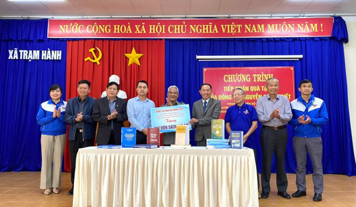 Nguyên Chủ tịch nước Nguyễn Minh Triết tặng 2.300 cuốn sách cho đoàn viên, thanh, thiếu nhi tỉnh Lâm Đồng