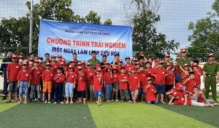 Trải nghiệm “Một ngày làm lính cứu hỏa” ở Công an Đắk Nông
