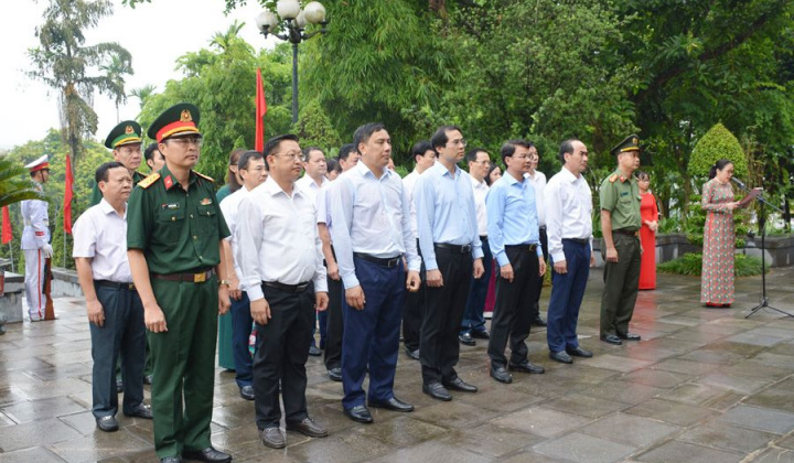 Đoàn đại biểu lãnh đạo tỉnh Lào Cai dâng hương tưởng niệm Bác Hồ và các Anh hùng liệt sĩ