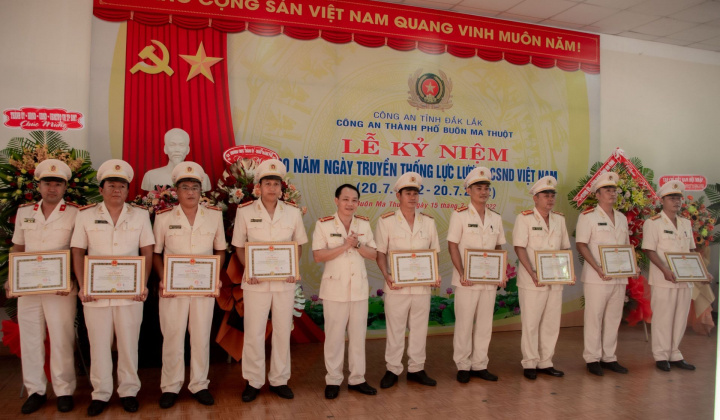 Công an TP Buôn Ma Thuột kỷ niệm 60 năm ngày Truyền thống lực lượng CSND