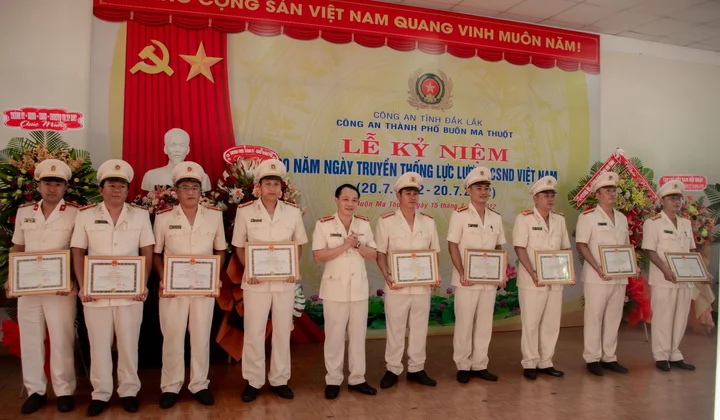 Công an TP Buôn Ma Thuột kỷ niệm 60 năm ngày Truyền thống lực lượng CSND