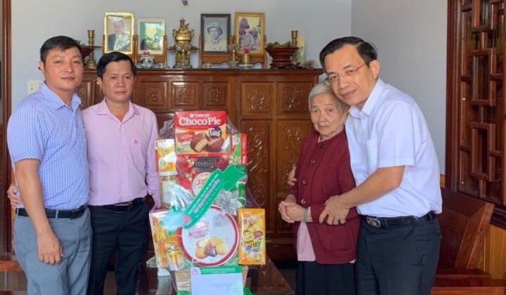 Ngân hàng CSXH Đắk Nông thăm, tặng quà Mẹ VNAH Nguyễn Thị Xuân