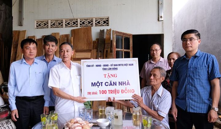Lâm Đồng: Chủ tịch UBND tỉnh thăm, tặng quà gia đình chính sách huyện Cát Tiên