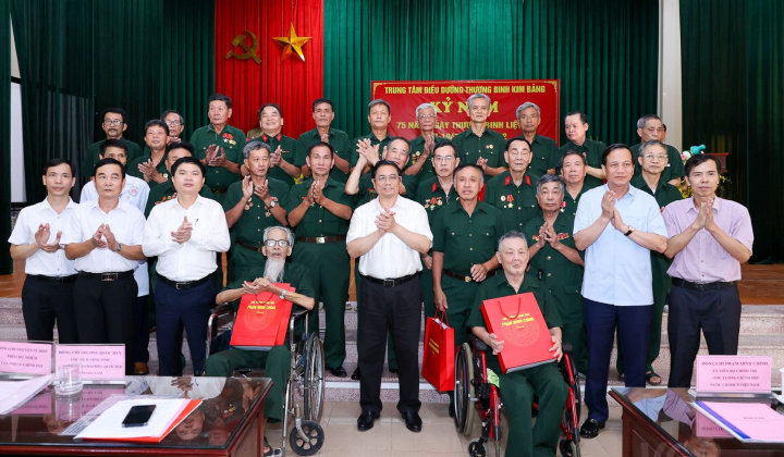 Thủ tướng thăm, tặng quà Mẹ VNAH, thương binh, bệnh binh, gia đình chính sách tại Hà Nam