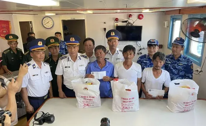 BTL Vùng  cảnh sát biển 3 đưa 4 ngư dân Bình Thuận thoát khỏi cửa tử trở về