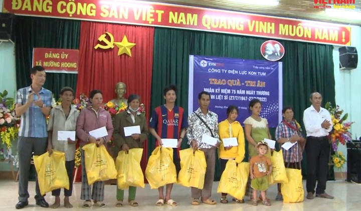 Điện lực Kon Tum tặng quà, tri ân nhân dịp 27/7