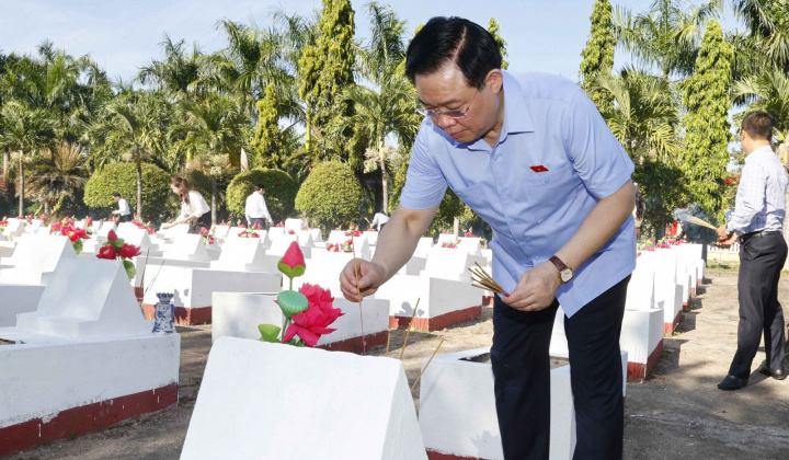 Chủ tịch Quốc hội dâng hương, tưởng niệm các Anh hùng Liệt sĩ tại Nghĩa trang TP Quảng Ngãi