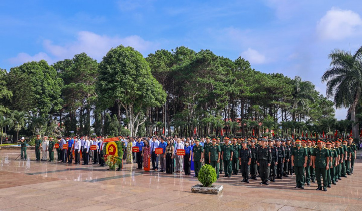 Đắk Lắk: Trang trọng Lễ dâng hương Kỷ niệm 75 năm Ngày Thương binh - Liệt sỹ