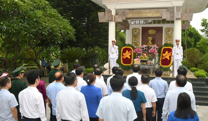 Đoàn đại biểu tỉnh Lào Cai dâng hương Chủ tịch Hồ Chí Minh và các anh hùng, liệt sĩ