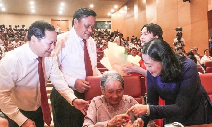 Bình Định: Biểu dương tấm gương người có công nhân kỷ niệm 75 năm ngày thương binh liệt sỹ
