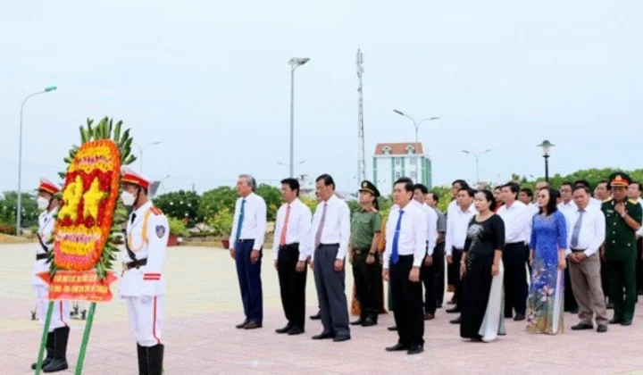 Ninh Thuận: Trang trọng Lễ viếng, dâng hương tri ân các anh hùng liệt sĩ