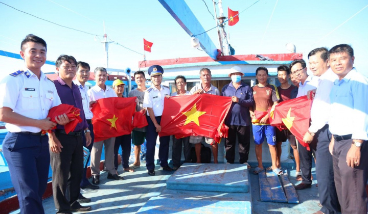 Bộ Tư lệnh Cảnh sát biển Vùng 3 đồng hành với ngư dân huyện đảo Phú Quý