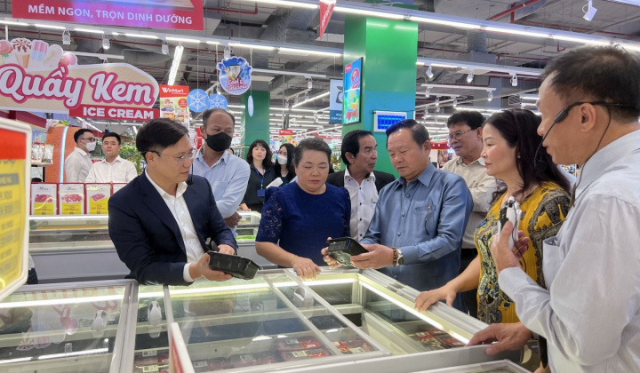 Đoàn đại biểu cấp cao thủ đô Viêng Chăn thăm và làm việc tại siêu thị WinMart Smart City