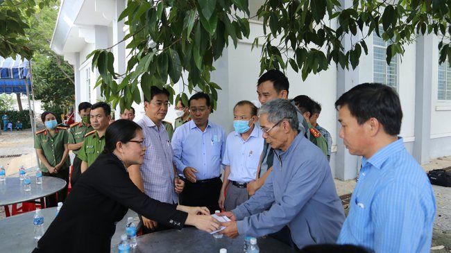 Lãnh đạo tỉnh Ninh Thuận thăm hỏi, động viên người thân của nạn nhân vụ cháy nhà khiến 3 mẹ con tử vong