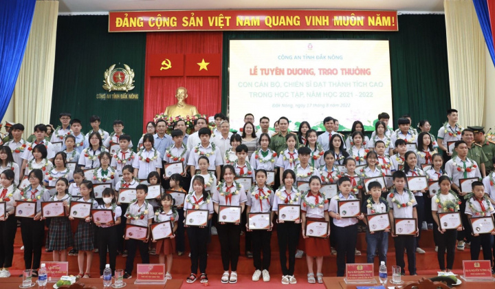 Công an Đắk Nông tuyên dương, trao thưởng con CBCS đạt thành tích cao trong năm học 2021- 2022