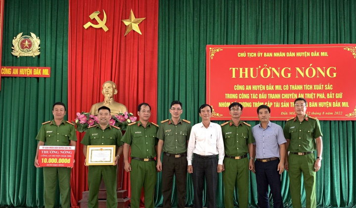 Khen thưởng nóng Công an huyện Đắk Mil triệt phá nhóm trộm cắp tài sản chuyên nghiệp