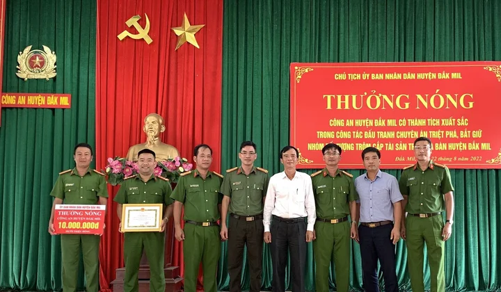 Khen thưởng nóng Công an huyện Đắk Mil triệt phá nhóm trộm cắp tài sản chuyên nghiệp