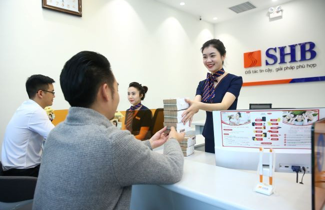 Từ tháng 8, người dân có thể rút gốc một phần tiền gửi trước hạn tại ngân hàng