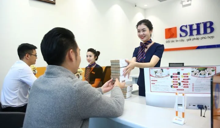 Từ tháng 8, người dân có thể rút gốc một phần tiền gửi trước hạn tại ngân hàng