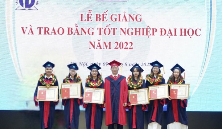 Trường Đại học Nội vụ Hà Nội trao bằng tốt nghiệp cho gần 700 tân cử nhân