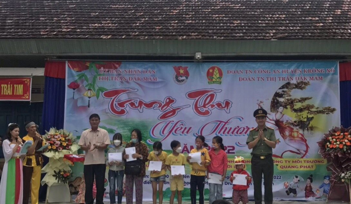 Công an Đắk Nông mang niềm vui Trung thu đến với các cháu thiếu nhi