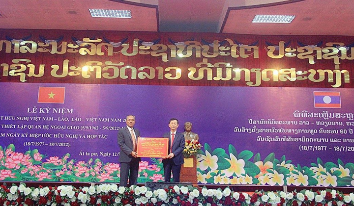 Thắm tình hữu nghị Kon Tum và Ắt-ta-pư (Cộng hòa DCND Lào)